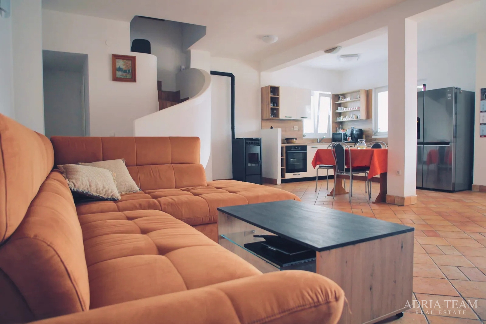 PREUREĐENA KUĆA S POGLEDOM NA MORE I 4 STAMBENE JEDINICE - VIR