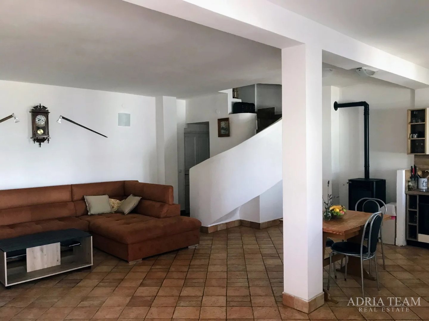 PREUREĐENA KUĆA S POGLEDOM NA MORE I 4 STAMBENE JEDINICE - VIR