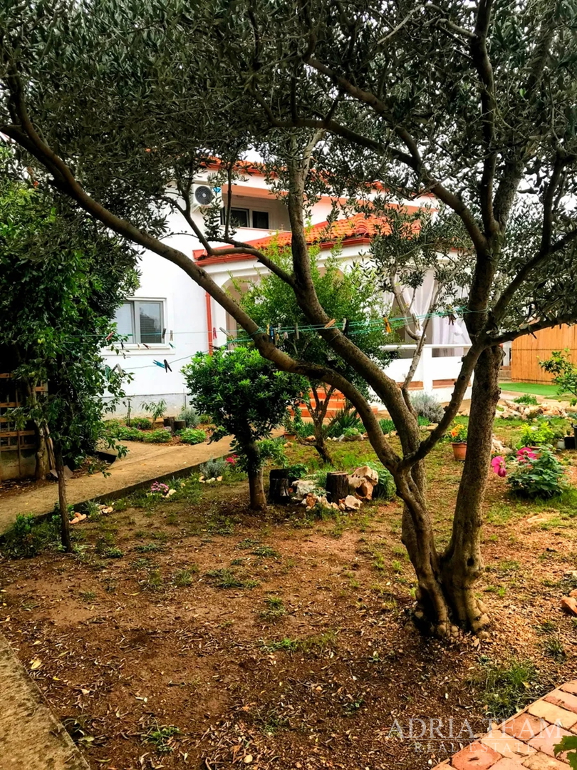 PREUREĐENA KUĆA S POGLEDOM NA MORE I 4 STAMBENE JEDINICE - VIR