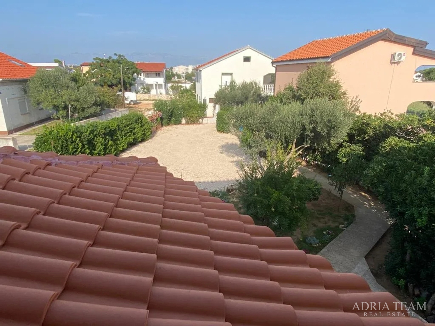 PREUREĐENA KUĆA S POGLEDOM NA MORE I 4 STAMBENE JEDINICE - VIR