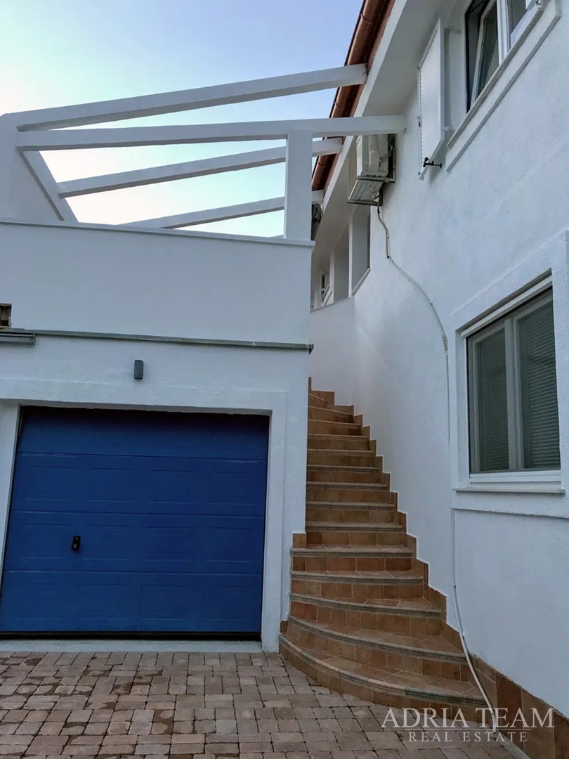 PREUREĐENA KUĆA S POGLEDOM NA MORE I 4 STAMBENE JEDINICE - VIR