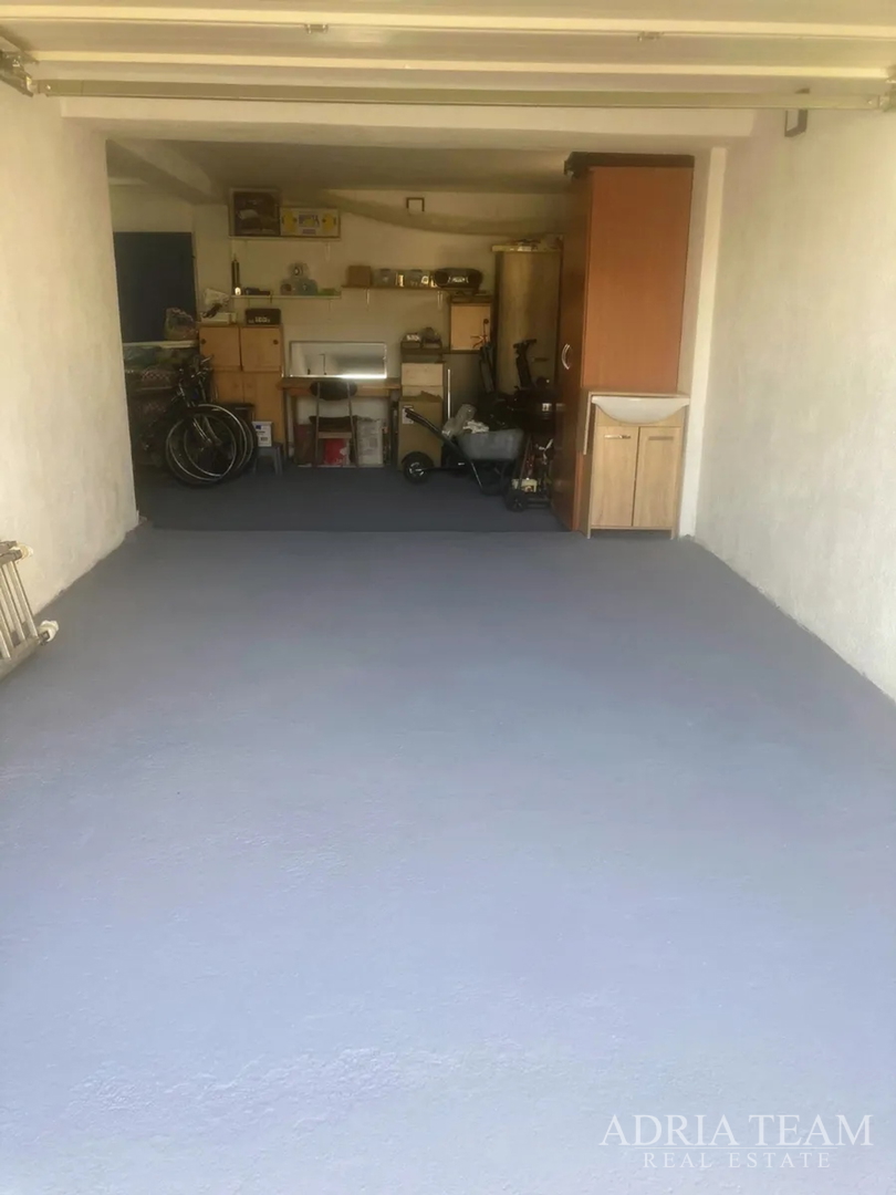 PREUREĐENA KUĆA S POGLEDOM NA MORE I 4 STAMBENE JEDINICE - VIR