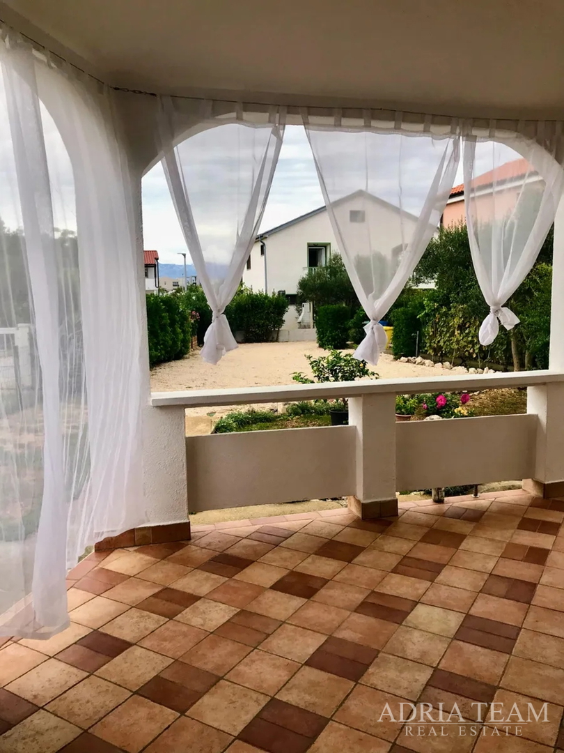 PREUREĐENA KUĆA S POGLEDOM NA MORE I 4 STAMBENE JEDINICE - VIR