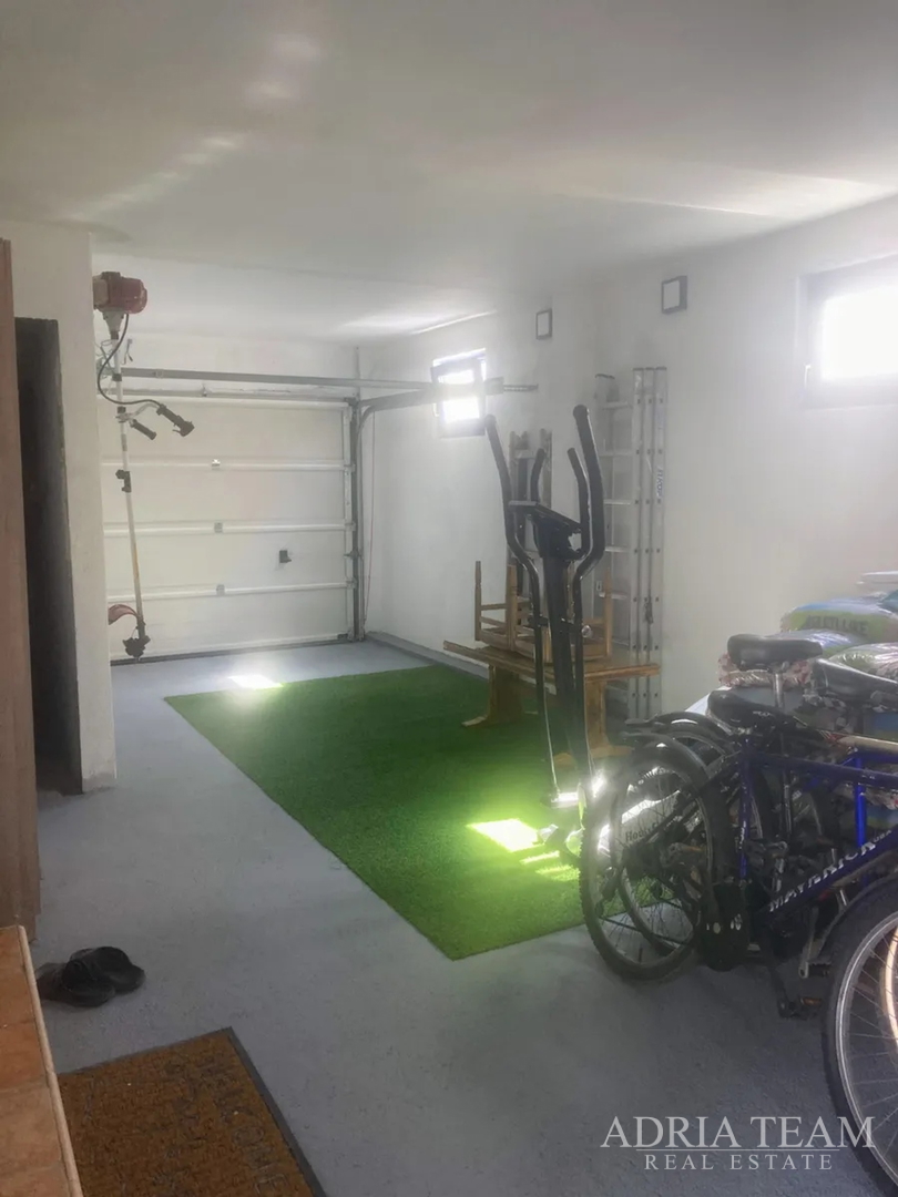 PREUREĐENA KUĆA S POGLEDOM NA MORE I 4 STAMBENE JEDINICE - VIR