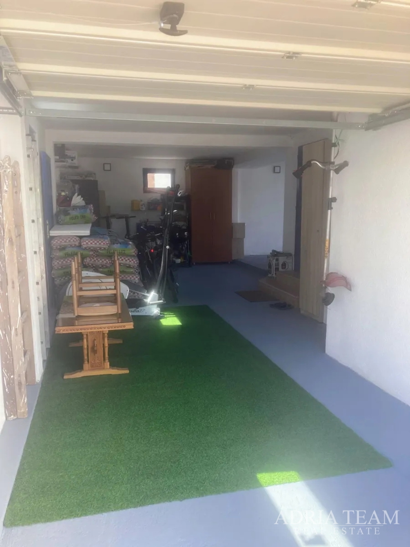 PREUREĐENA KUĆA S POGLEDOM NA MORE I 4 STAMBENE JEDINICE - VIR