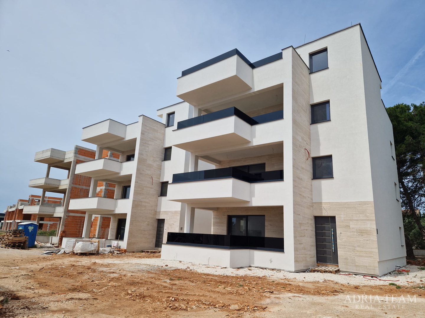 APARTMANI U KOMPLEKSU STAMBENIH ZGRADA U NOVOGRADNJI, 200 m OD MORA - VIR