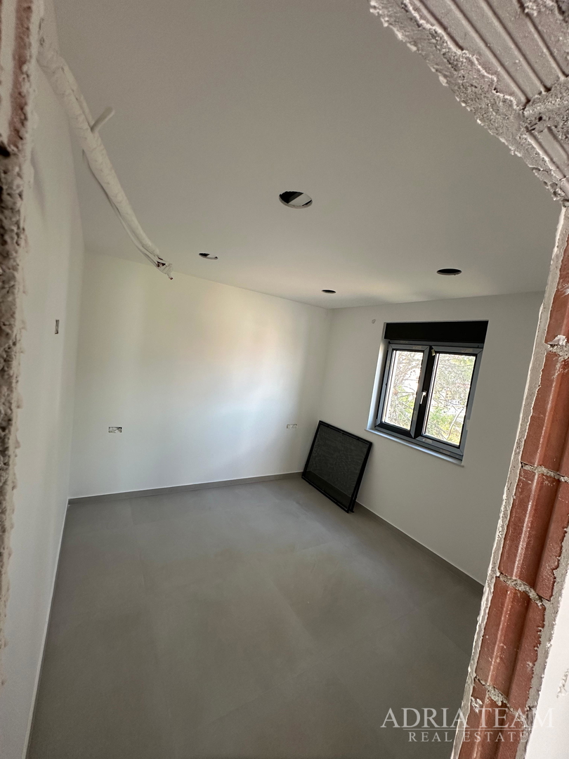 APARTMANI U KOMPLEKSU STAMBENIH ZGRADA U NOVOGRADNJI, 200 m OD MORA - VIR