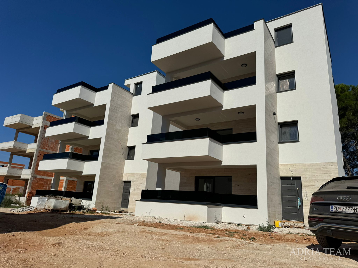 APARTMANI U KOMPLEKSU STAMBENIH ZGRADA U NOVOGRADNJI, 200 m OD MORA - VIR