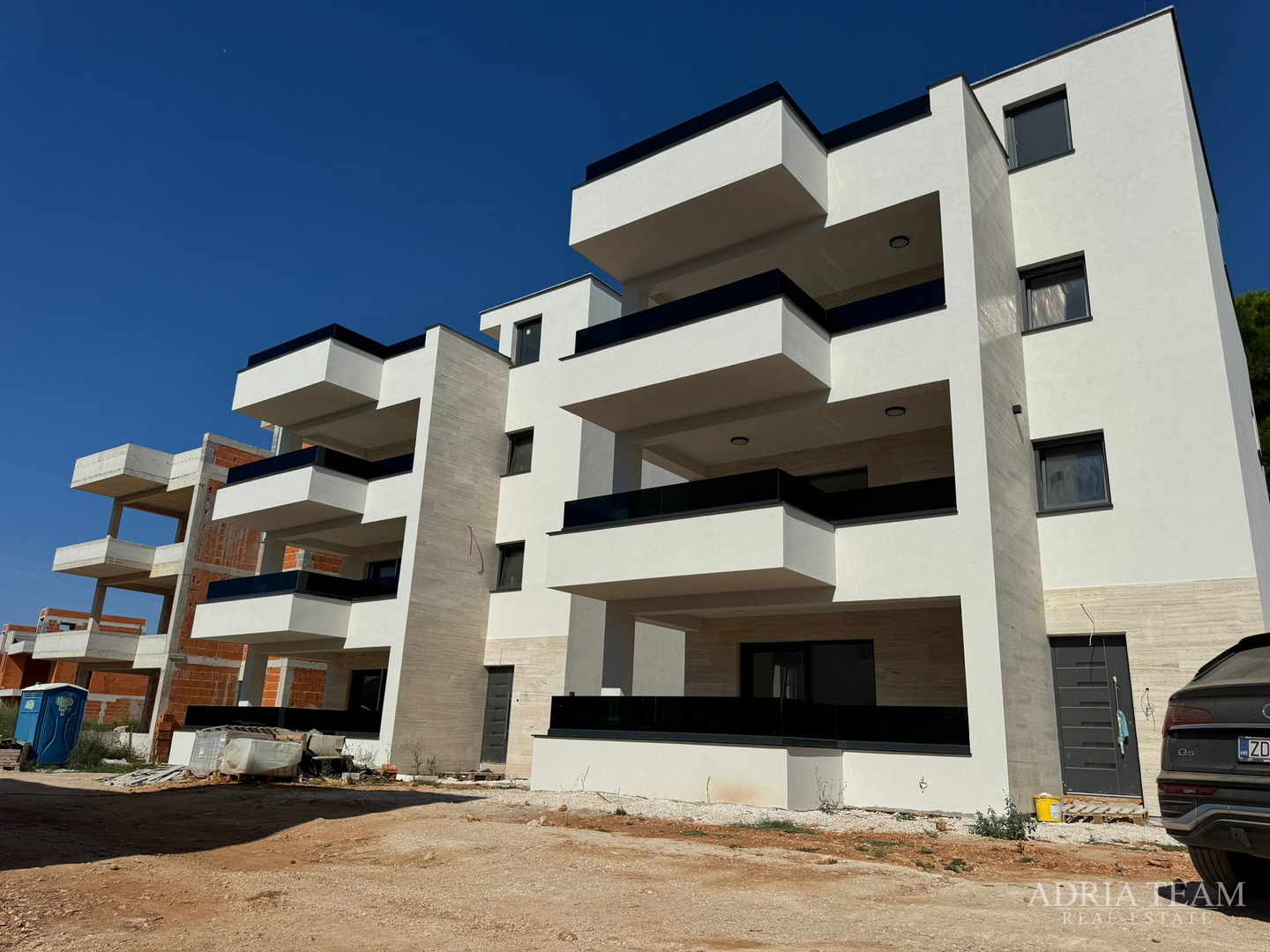 APARTMANI U KOMPLEKSU STAMBENIH ZGRADA U NOVOGRADNJI, 200 m OD MORA - VIR