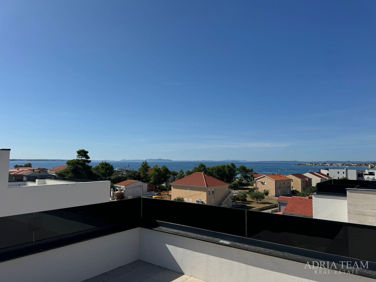 APARTMANI U KOMPLEKSU STAMBENIH ZGRADA U NOVOGRADNJI, 200 m OD MORA - VIR