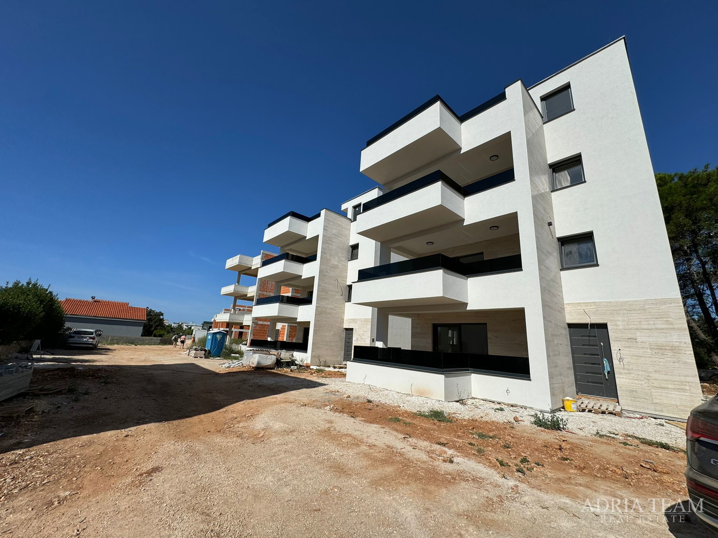 APARTMANI U KOMPLEKSU STAMBENIH ZGRADA U NOVOGRADNJI, 200 m OD MORA - VIR