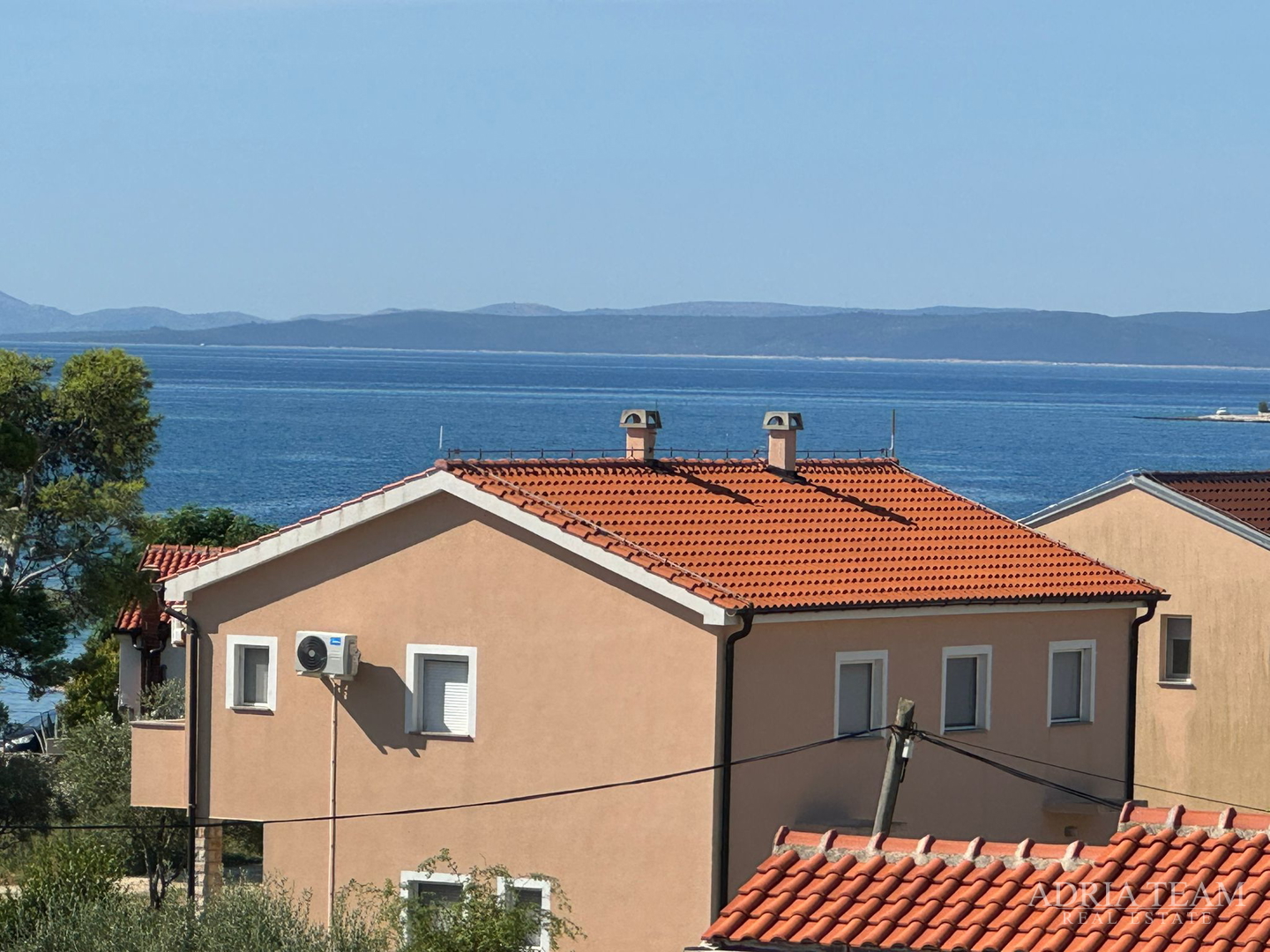 APARTMANI U KOMPLEKSU STAMBENIH ZGRADA U NOVOGRADNJI, 200 m OD MORA - VIR