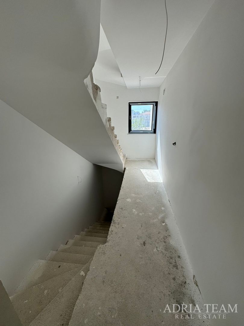 APARTMANI U KOMPLEKSU STAMBENIH ZGRADA U NOVOGRADNJI, 200 m OD MORA - VIR