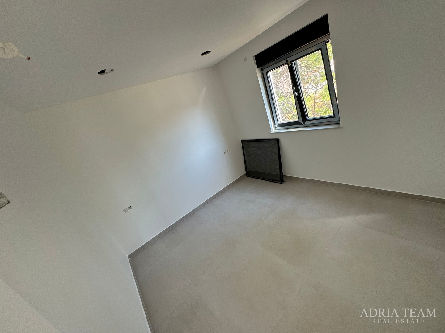 APARTMANI U KOMPLEKSU STAMBENIH ZGRADA U NOVOGRADNJI, 200 m OD MORA - VIR