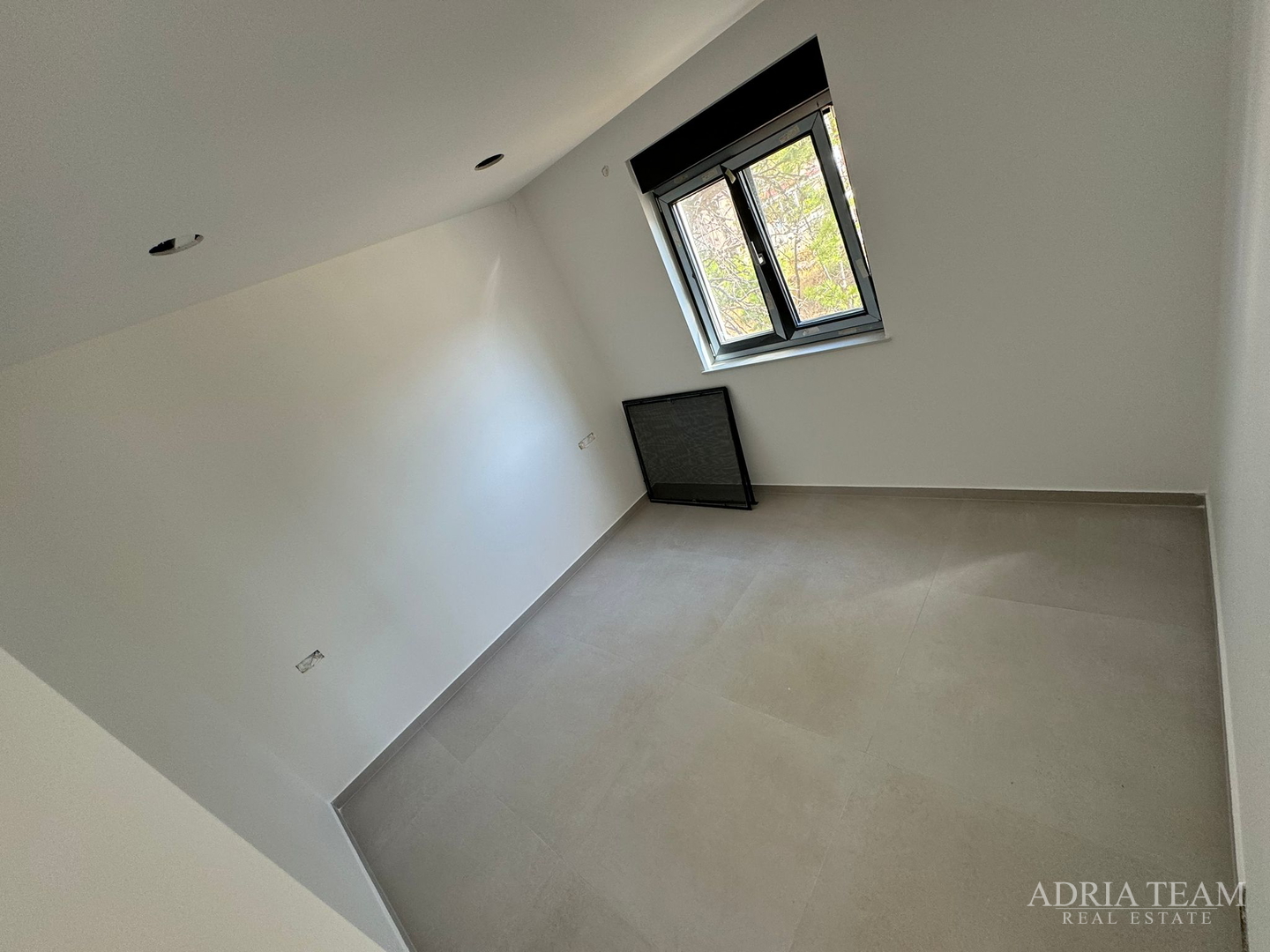 APARTMANI U KOMPLEKSU STAMBENIH ZGRADA U NOVOGRADNJI, 200 m OD MORA - VIR
