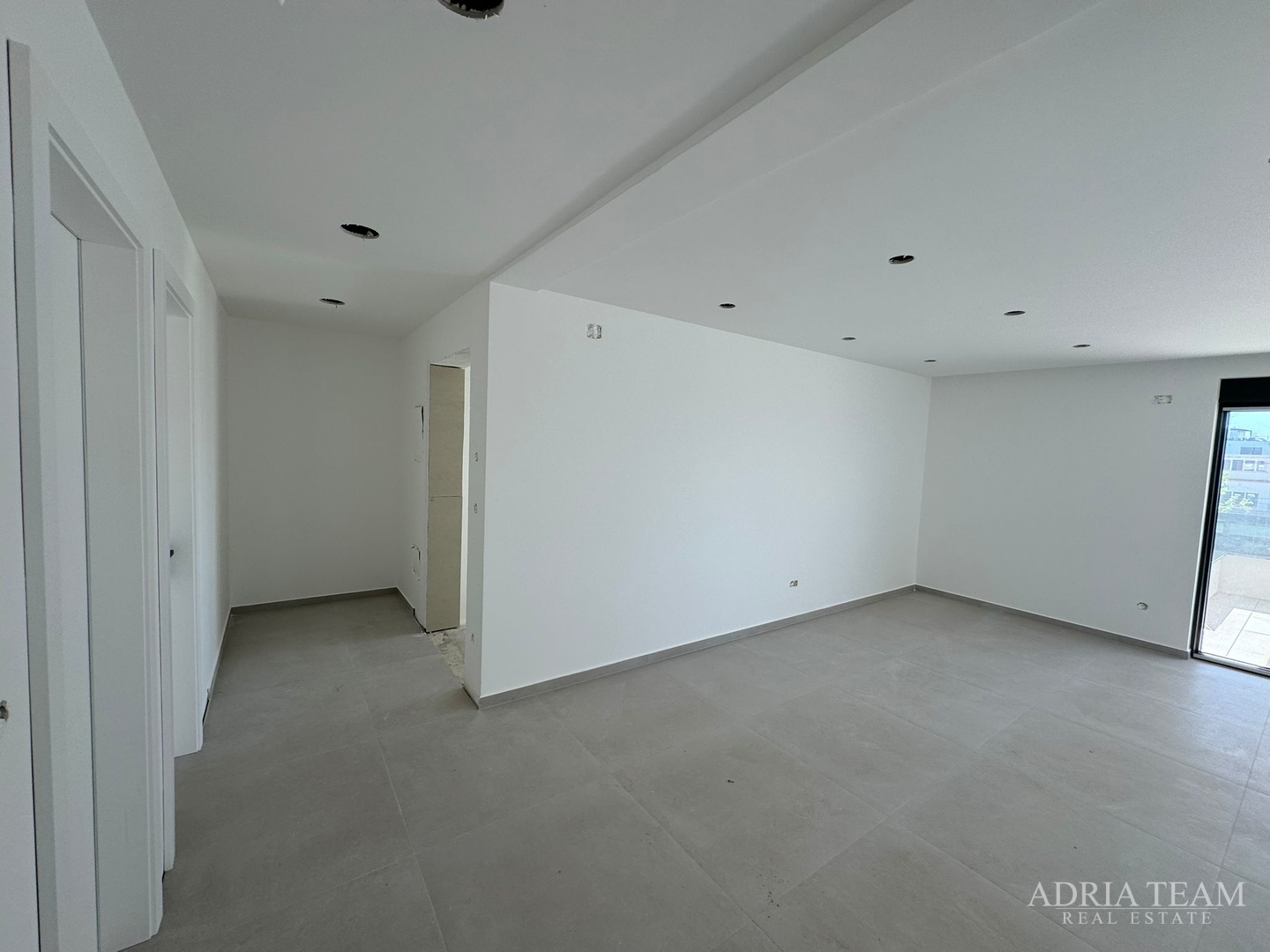 APARTMANI U KOMPLEKSU STAMBENIH ZGRADA U NOVOGRADNJI, 200 m OD MORA - VIR