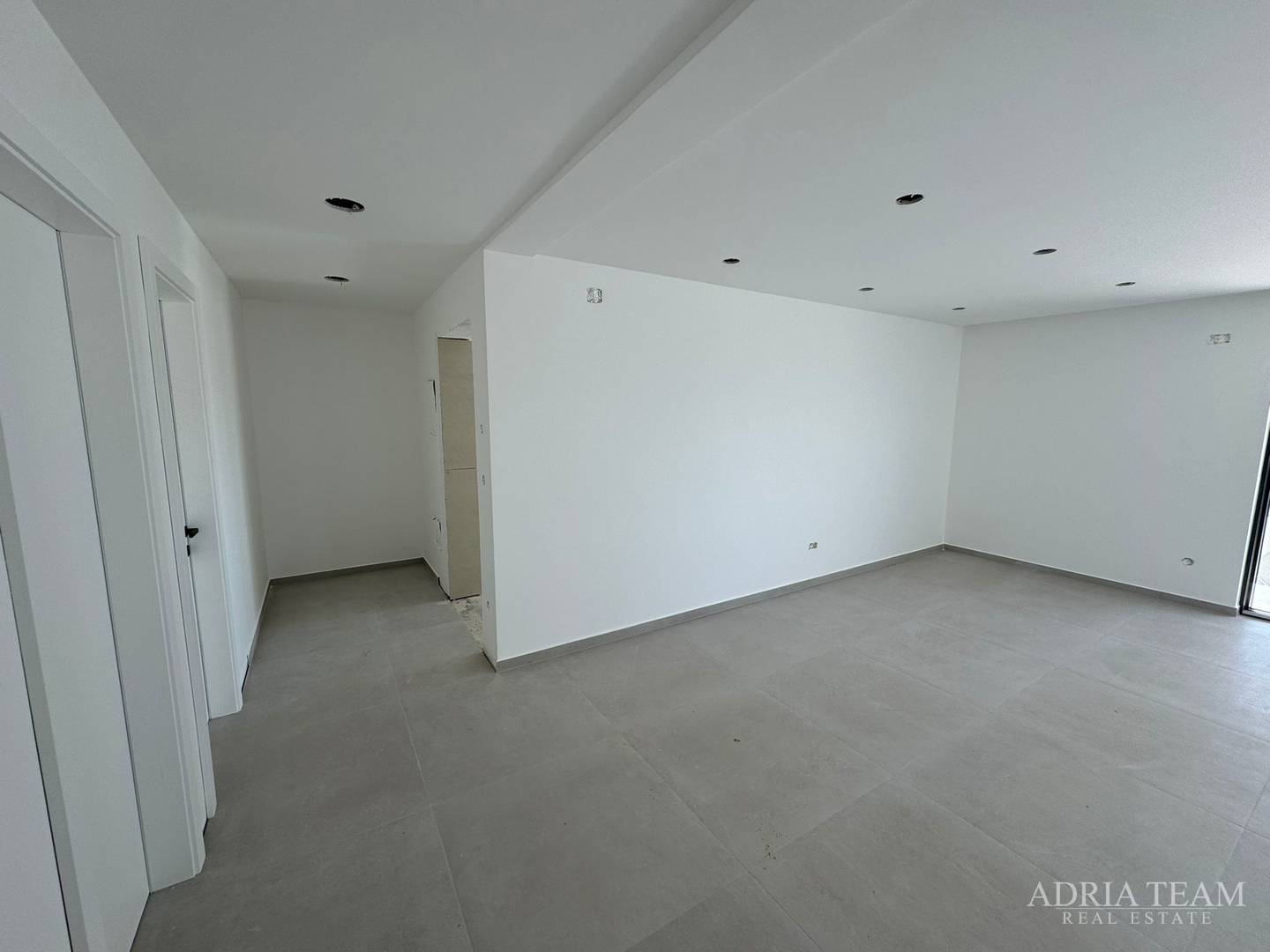 APARTMANI U KOMPLEKSU STAMBENIH ZGRADA U NOVOGRADNJI, 200 m OD MORA - VIR