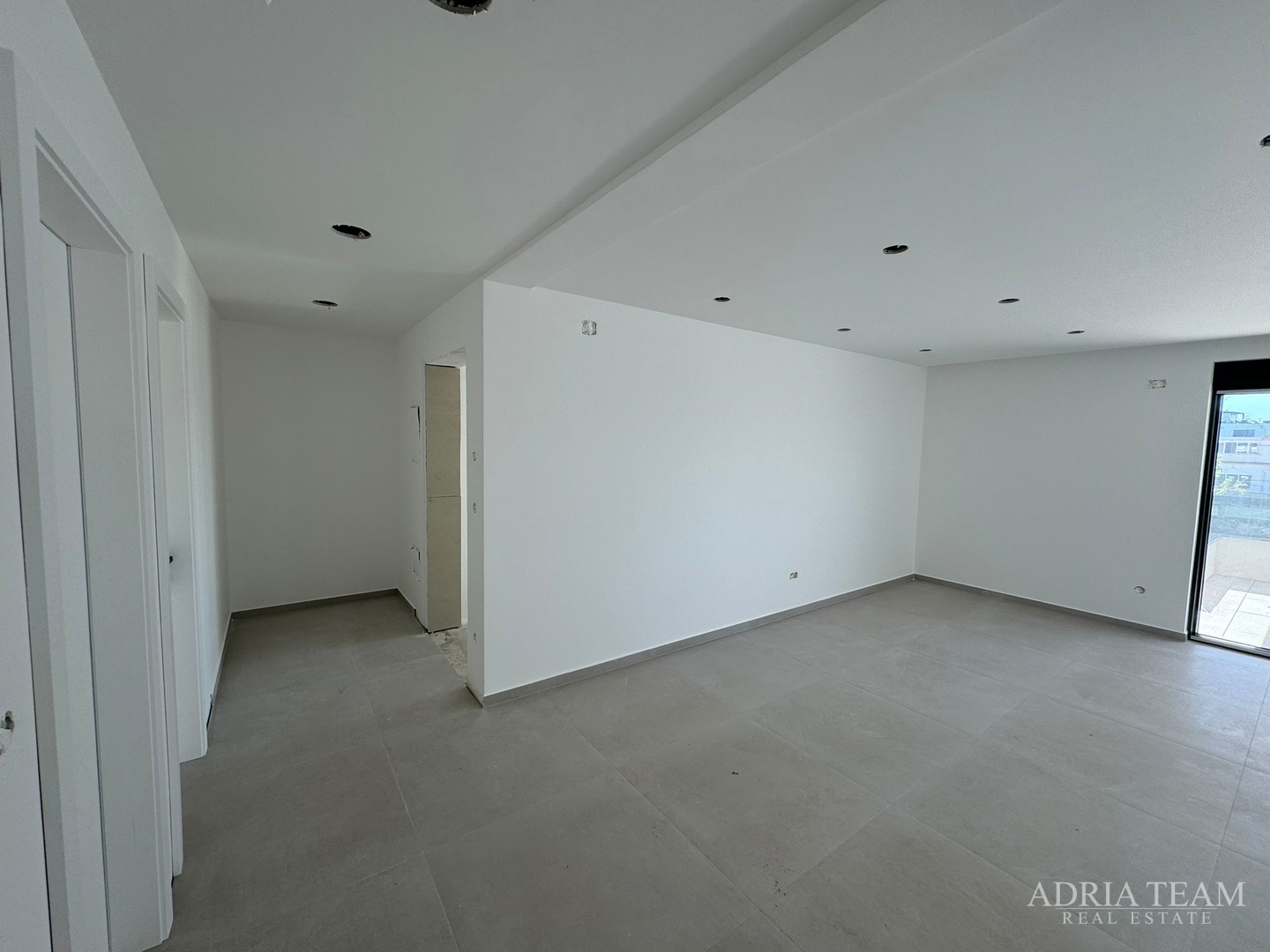 APARTMANI U KOMPLEKSU STAMBENIH ZGRADA U NOVOGRADNJI, 200 m OD MORA - VIR