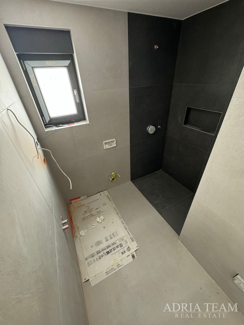 APARTMANI U KOMPLEKSU STAMBENIH ZGRADA U NOVOGRADNJI, 200 m OD MORA - VIR