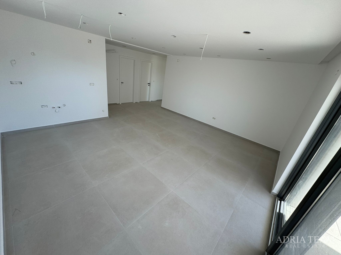 APARTMANI U KOMPLEKSU STAMBENIH ZGRADA U NOVOGRADNJI, 200 m OD MORA - VIR