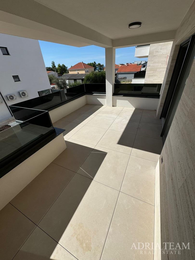 APARTMANI U KOMPLEKSU STAMBENIH ZGRADA U NOVOGRADNJI, 200 m OD MORA - VIR