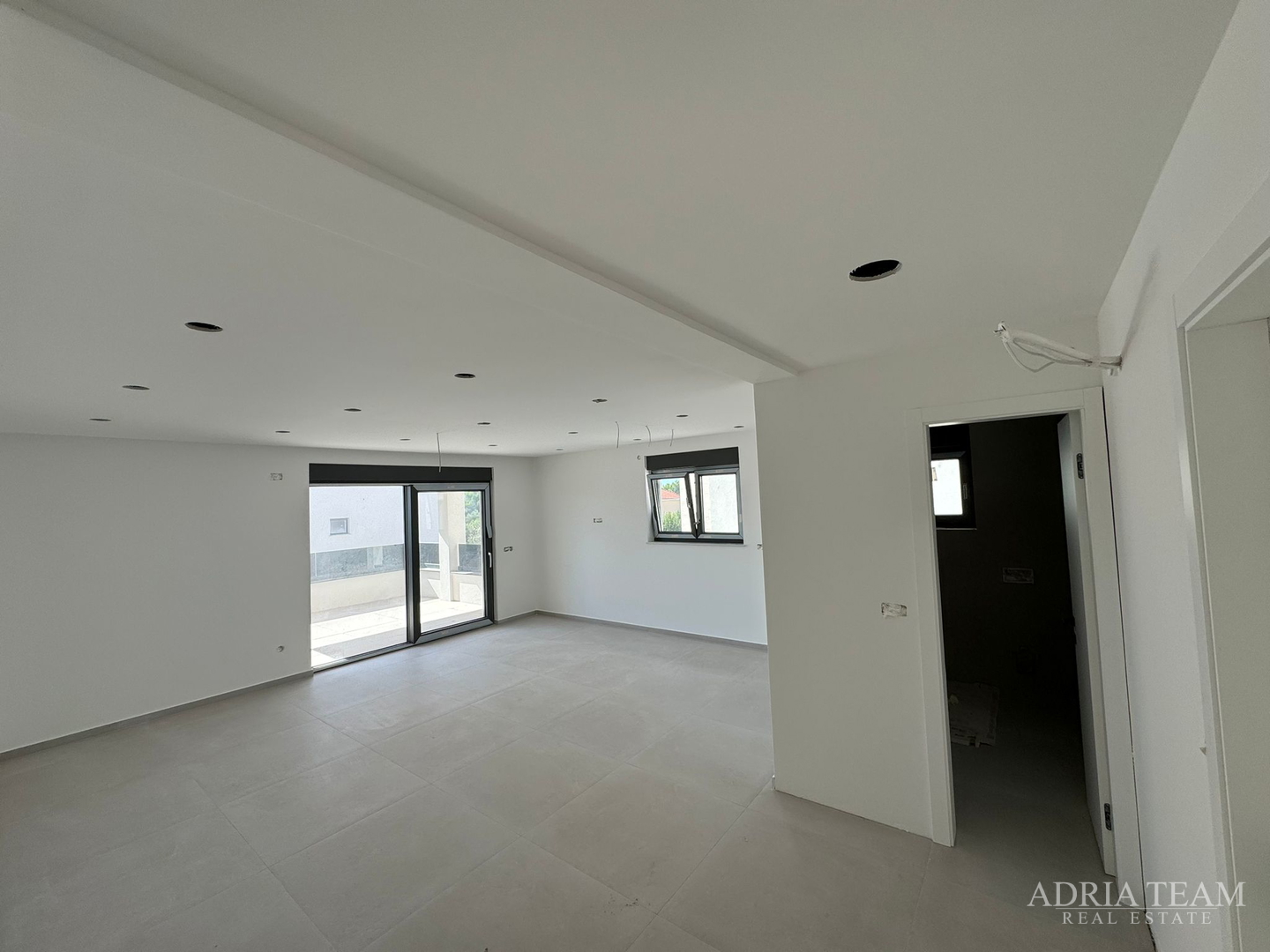 APARTMANI U KOMPLEKSU STAMBENIH ZGRADA U NOVOGRADNJI, 200 m OD MORA - VIR