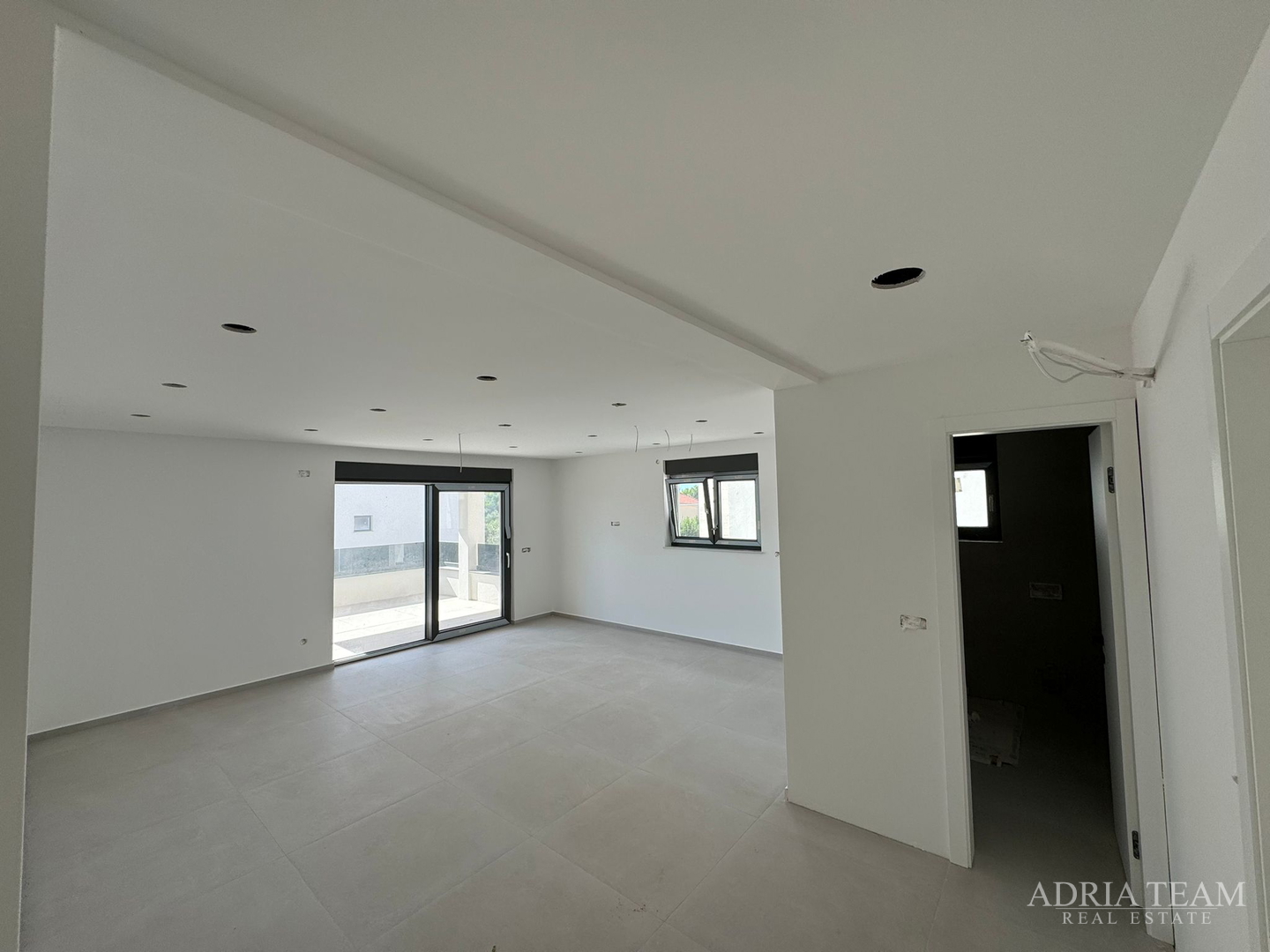 APARTMANI U KOMPLEKSU STAMBENIH ZGRADA U NOVOGRADNJI, 200 m OD MORA - VIR