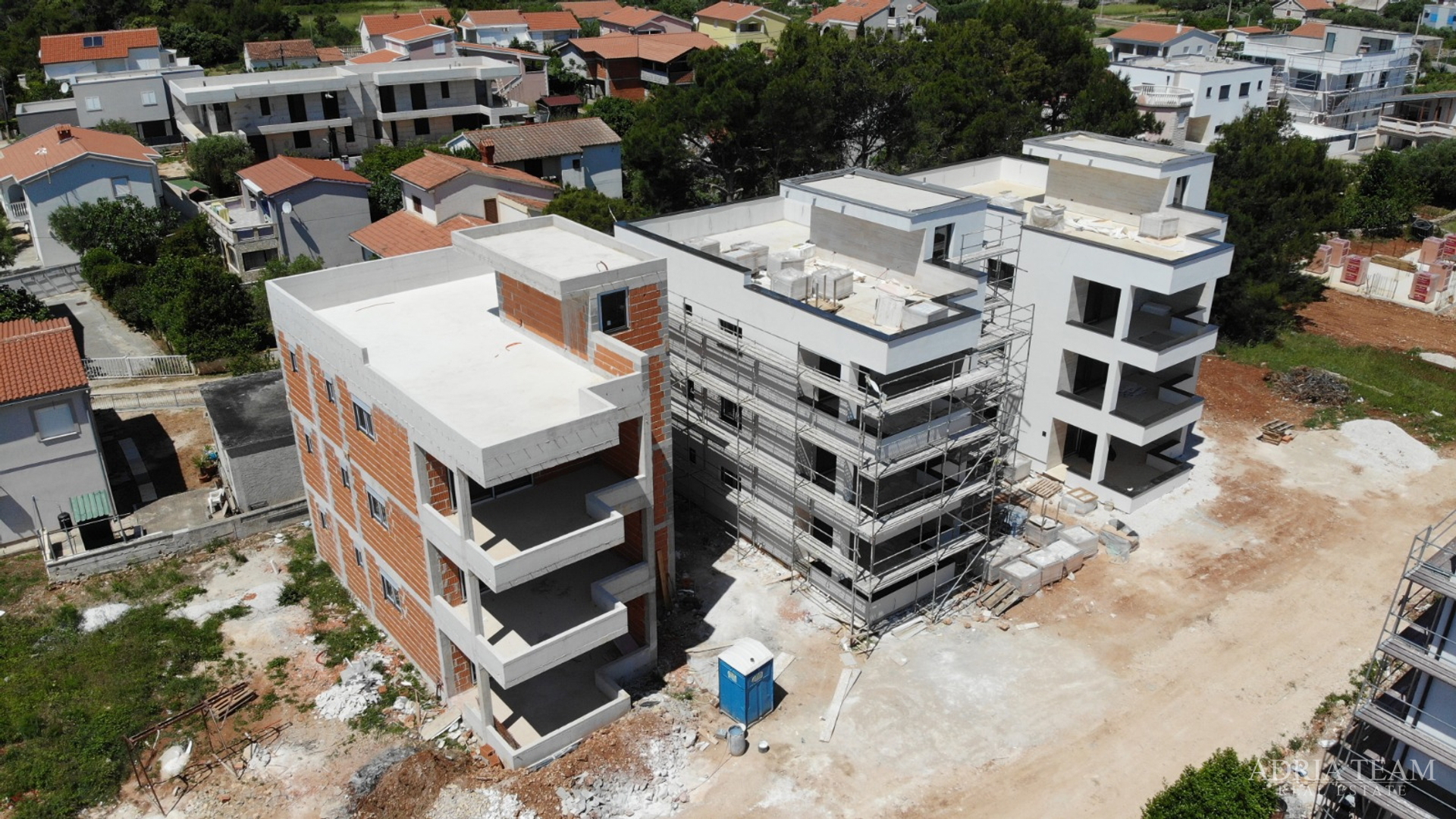APARTMANI U KOMPLEKSU STAMBENIH ZGRADA U NOVOGRADNJI, 200 m OD MORA - VIR