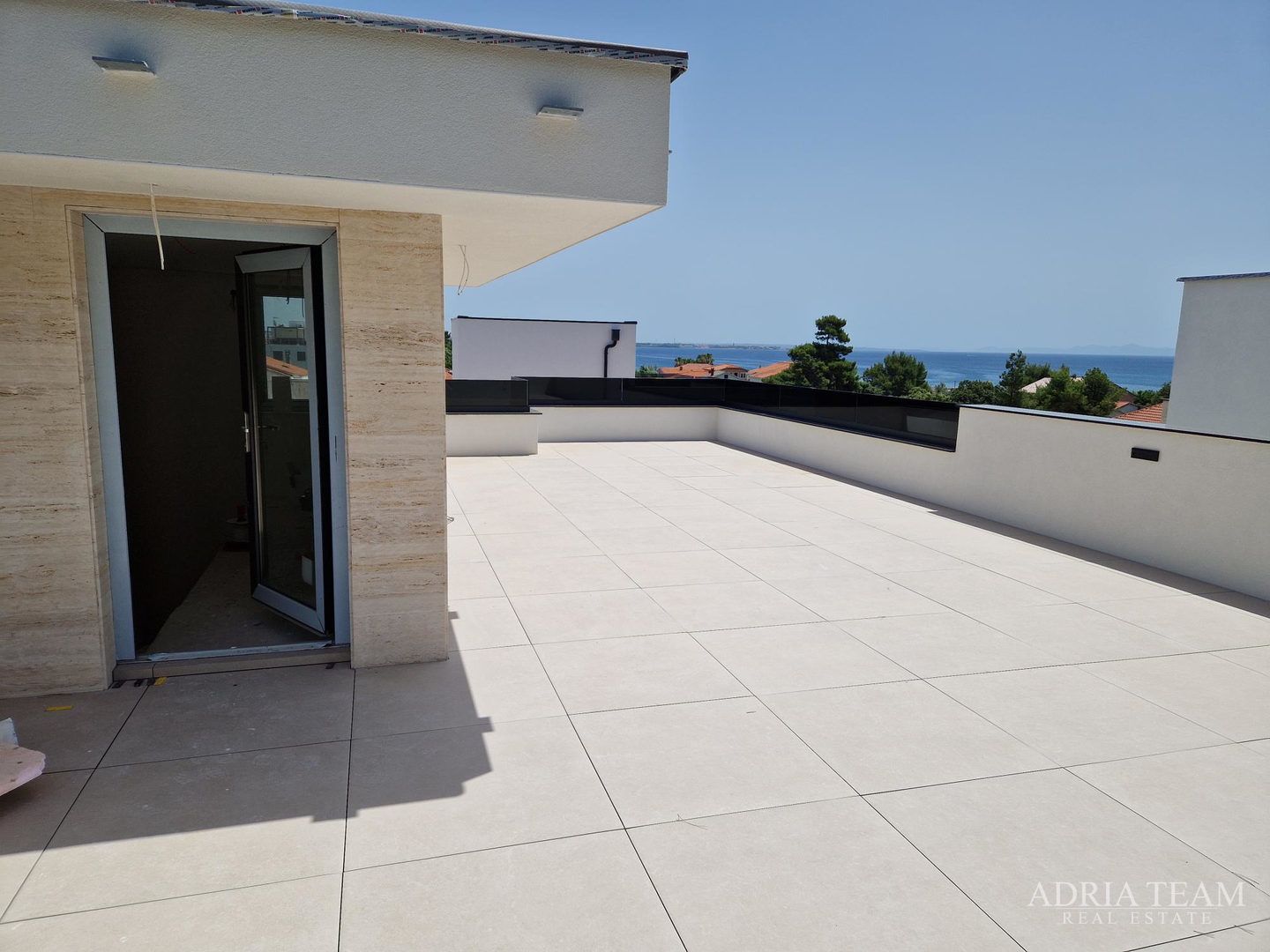APARTMANI U KOMPLEKSU STAMBENIH ZGRADA U NOVOGRADNJI, 200 m OD MORA - VIR