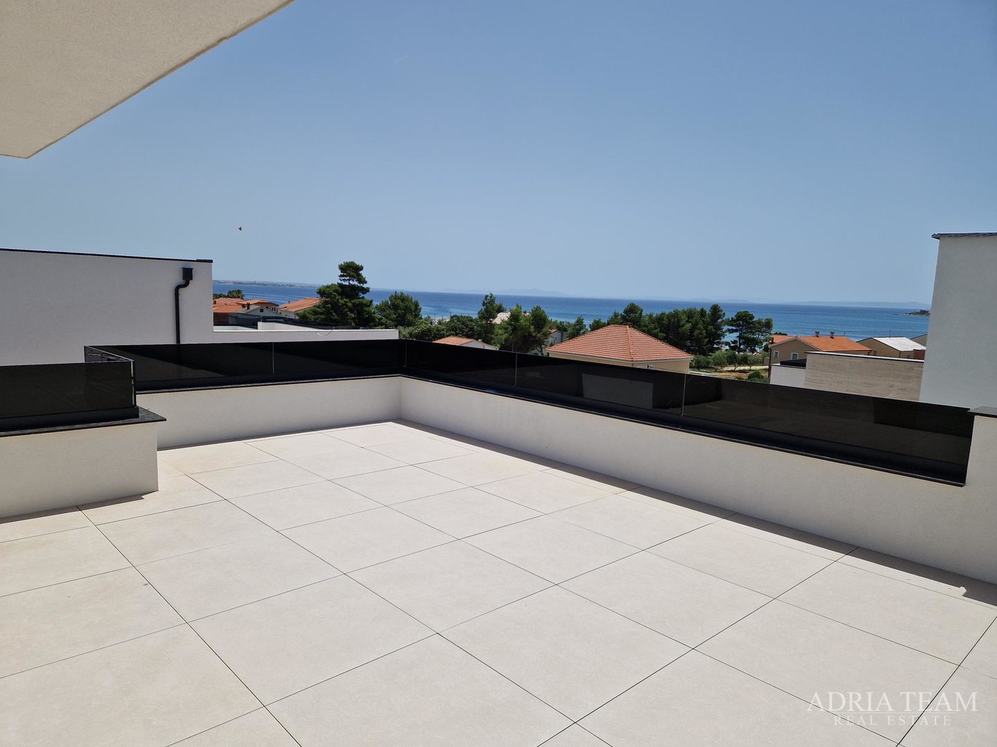 APARTMANI U KOMPLEKSU STAMBENIH ZGRADA U NOVOGRADNJI, 200 m OD MORA - VIR