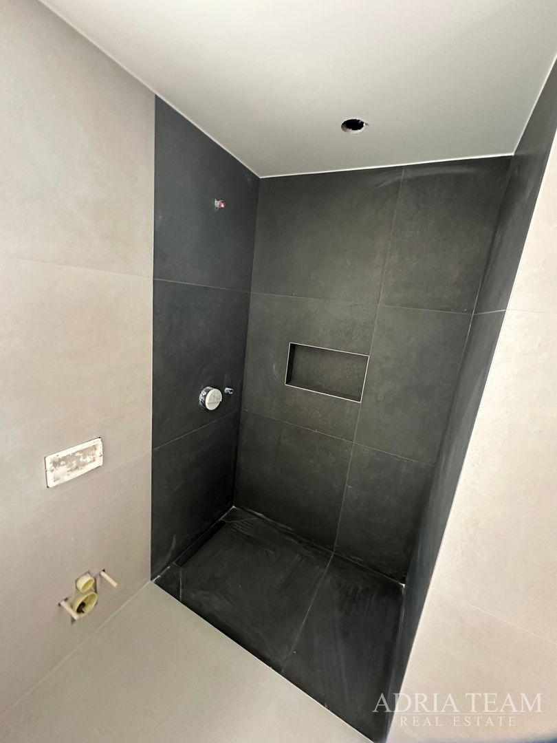 APARTMANI U KOMPLEKSU STAMBENIH ZGRADA U NOVOGRADNJI, 200 m OD MORA - VIR