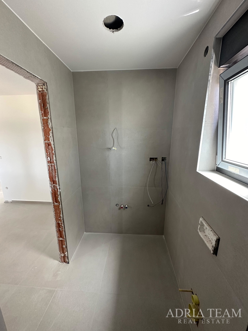 APARTMANI U KOMPLEKSU STAMBENIH ZGRADA U NOVOGRADNJI, 200 m OD MORA - VIR
