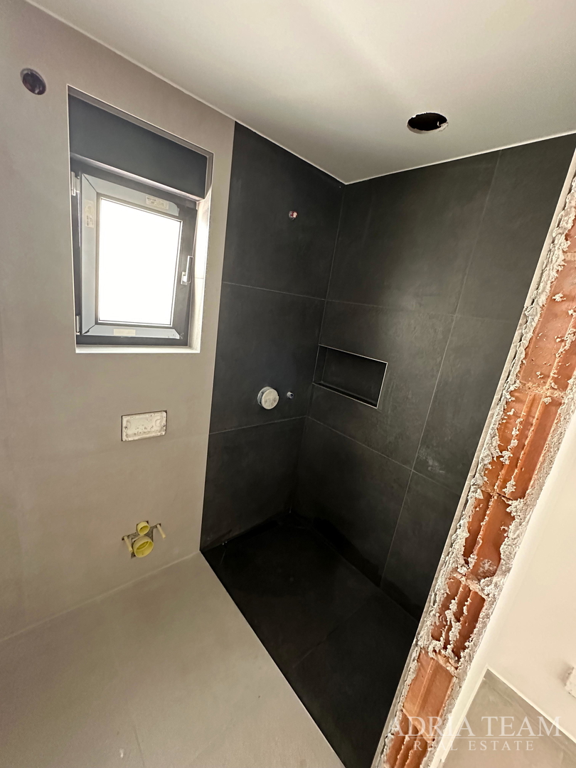APARTMANI U KOMPLEKSU STAMBENIH ZGRADA U NOVOGRADNJI, 200 m OD MORA - VIR