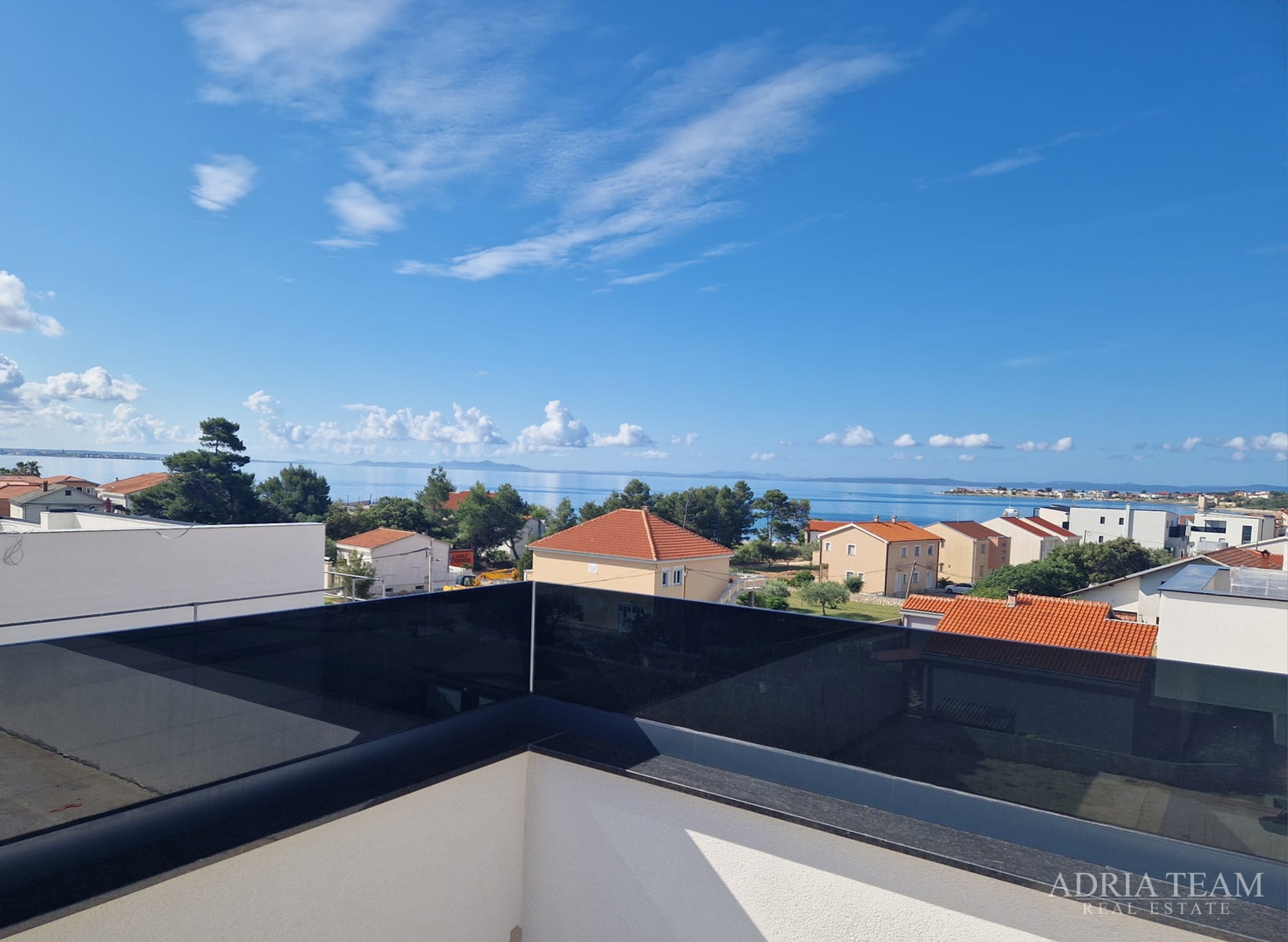 APARTMANI U KOMPLEKSU STAMBENIH ZGRADA U NOVOGRADNJI, 200 m OD MORA - VIR