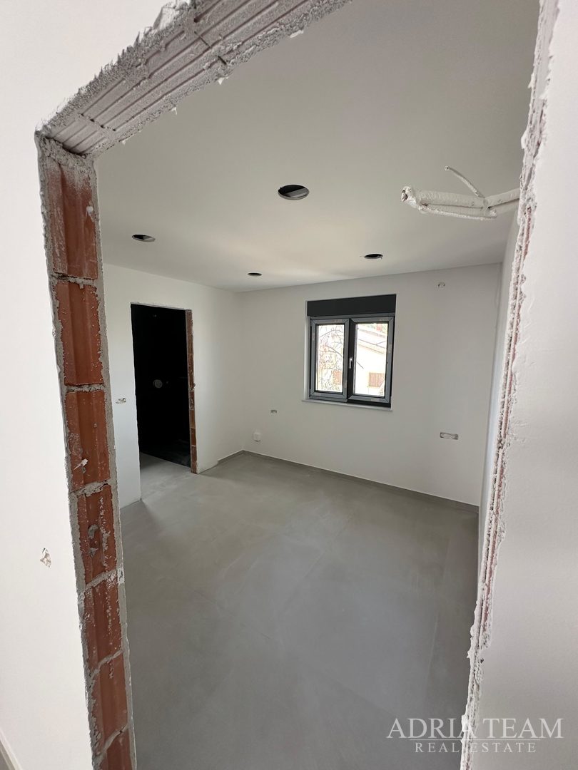 APARTMANI U KOMPLEKSU STAMBENIH ZGRADA U NOVOGRADNJI, 200 m OD MORA - VIR