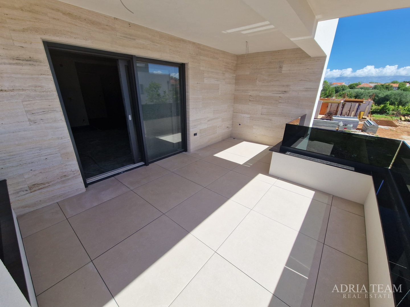 APARTMANI U KOMPLEKSU STAMBENIH ZGRADA U NOVOGRADNJI, 200 m OD MORA - VIR