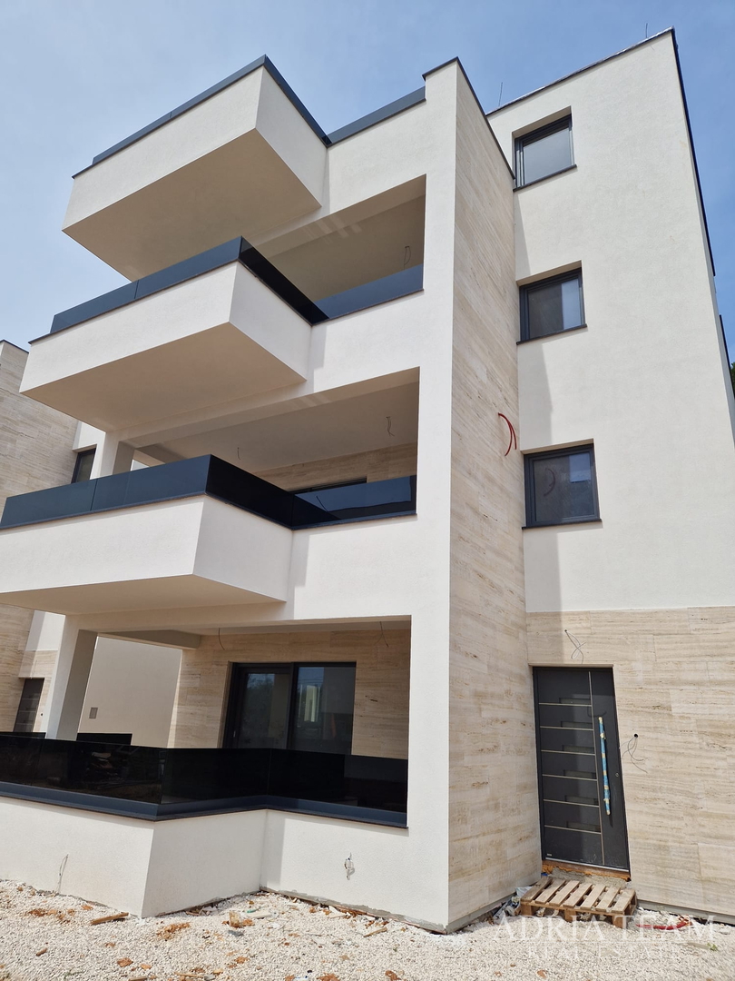 APARTMANI U KOMPLEKSU STAMBENIH ZGRADA U NOVOGRADNJI, 200 m OD MORA - VIR