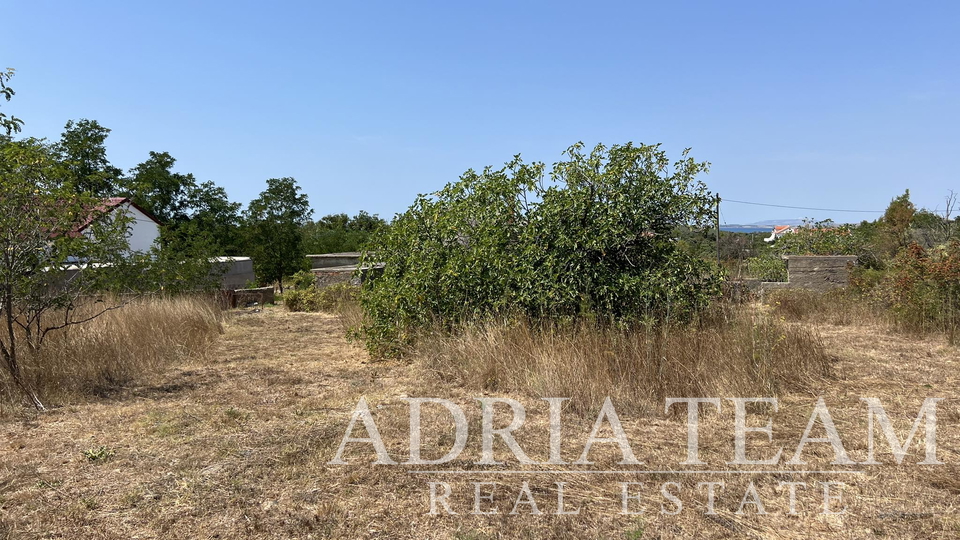 VÝBORNÁ PŘÍLEŽITOST!! STAVEBNÍ POZEMEK - 2814 M2 - KLIDNÁ A TICHÁ POLOHA! VÝHLED NA MOŘE! VRSI - ZADAR