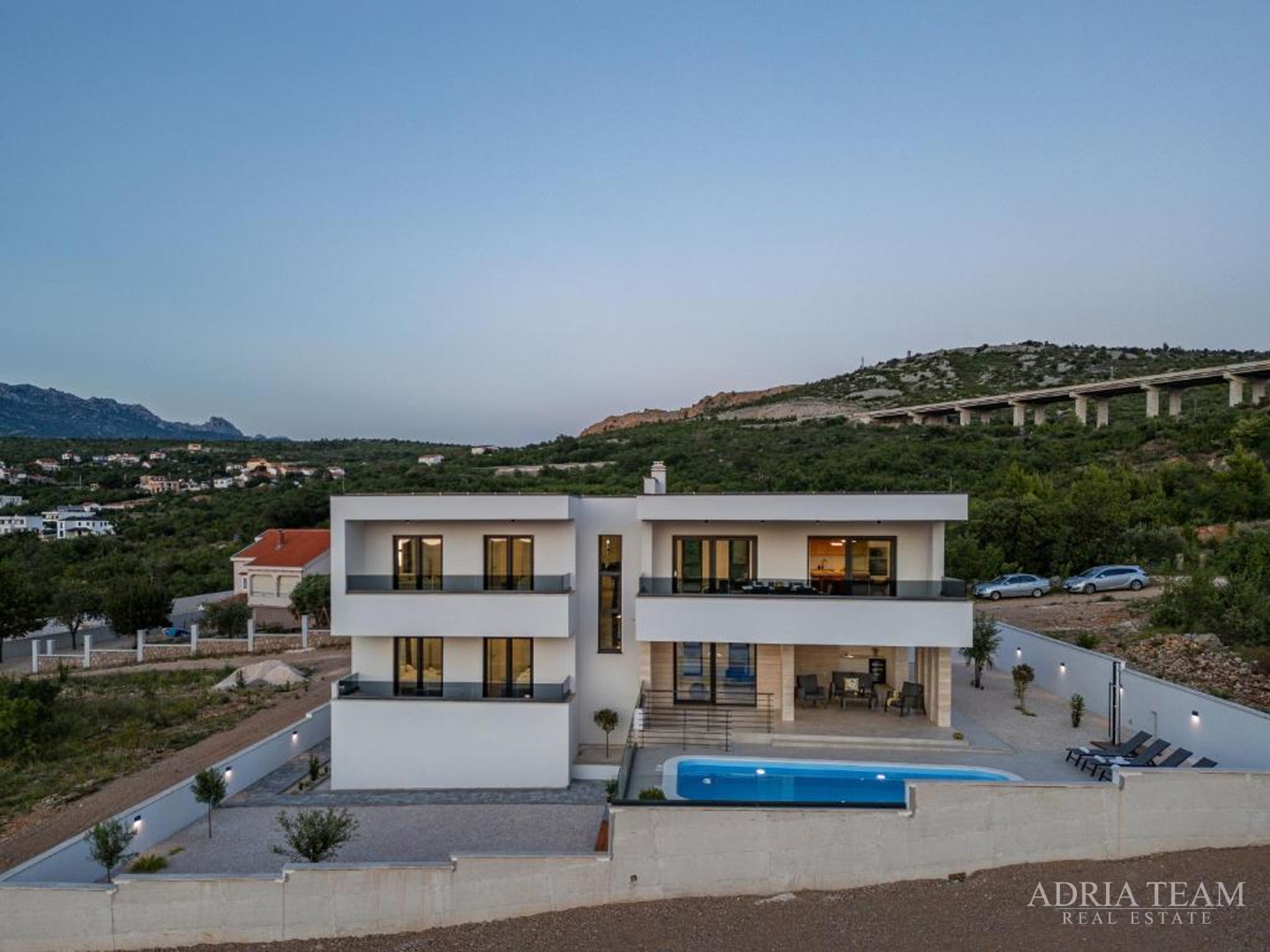 NOVOIZGRAĐENA VILA S POGLEDOM NA MORE, PLANINE I ŠUMU - ROVANJSKA