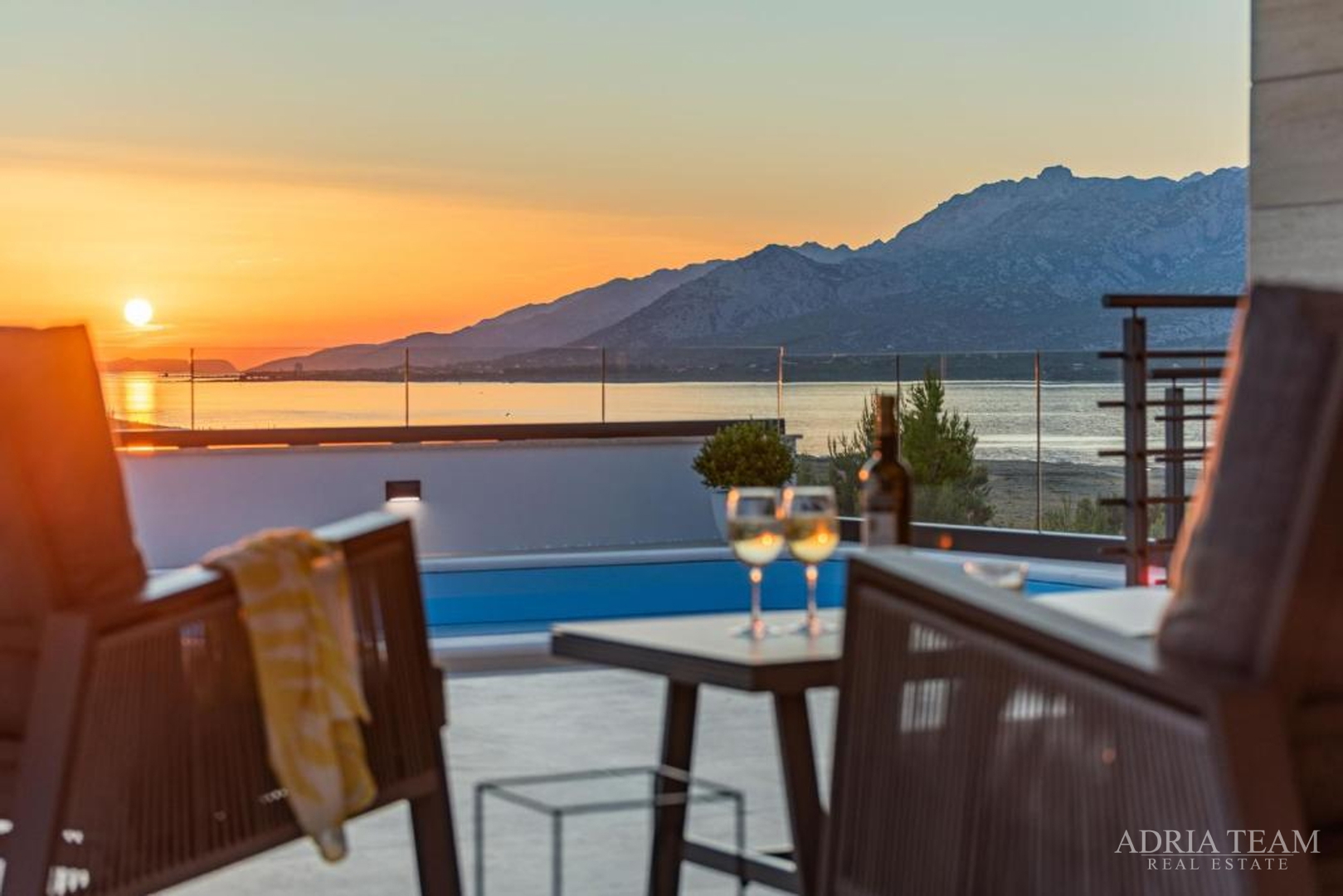 NOVOIZGRAĐENA VILA S POGLEDOM NA MORE, PLANINE I ŠUMU - ROVANJSKA