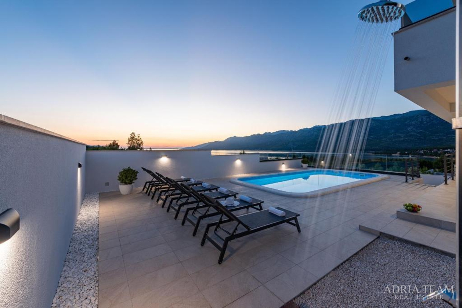 NOVOIZGRAĐENA VILA S POGLEDOM NA MORE, PLANINE I ŠUMU - ROVANJSKA