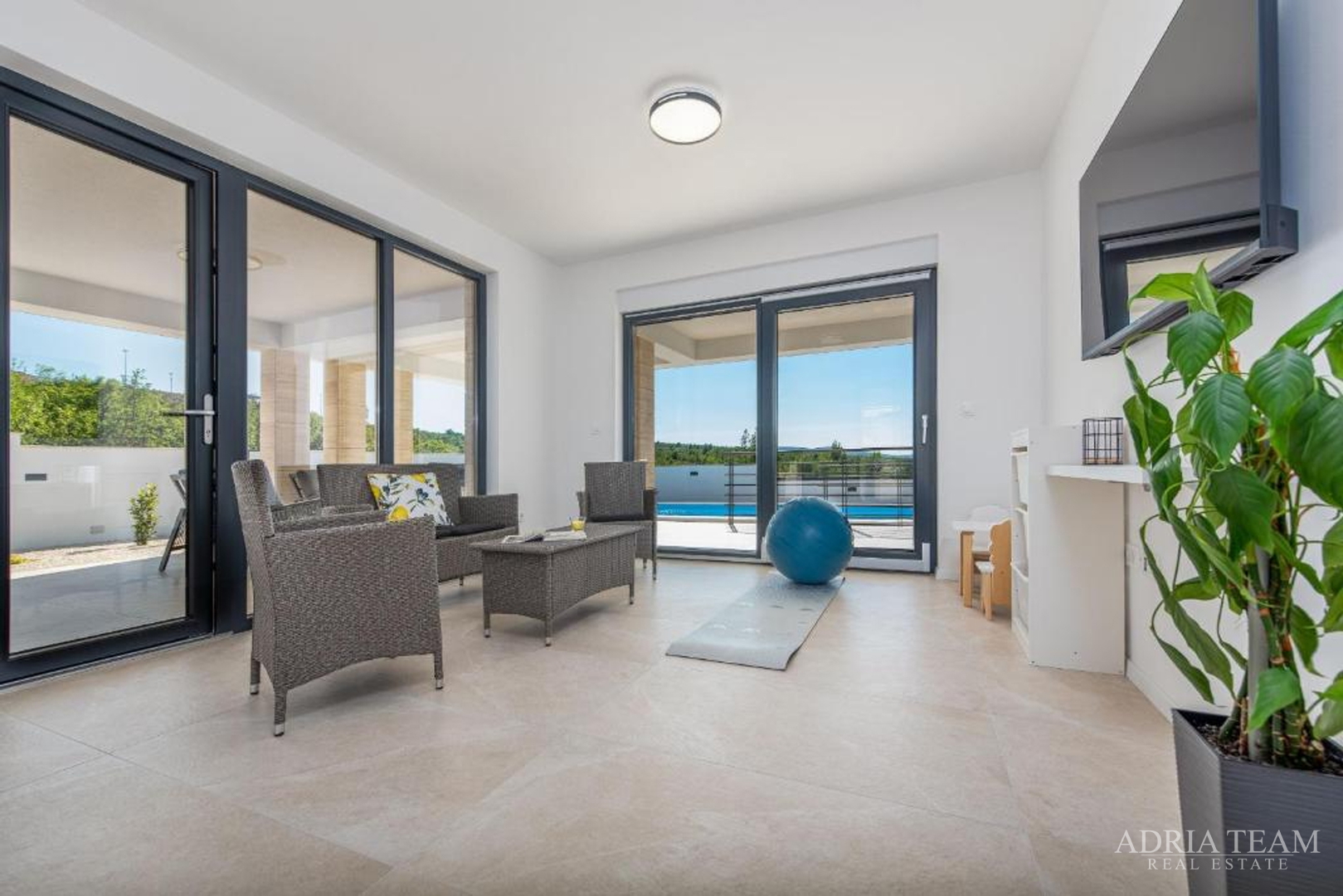 NOVOIZGRAĐENA VILA S POGLEDOM NA MORE, PLANINE I ŠUMU - ROVANJSKA