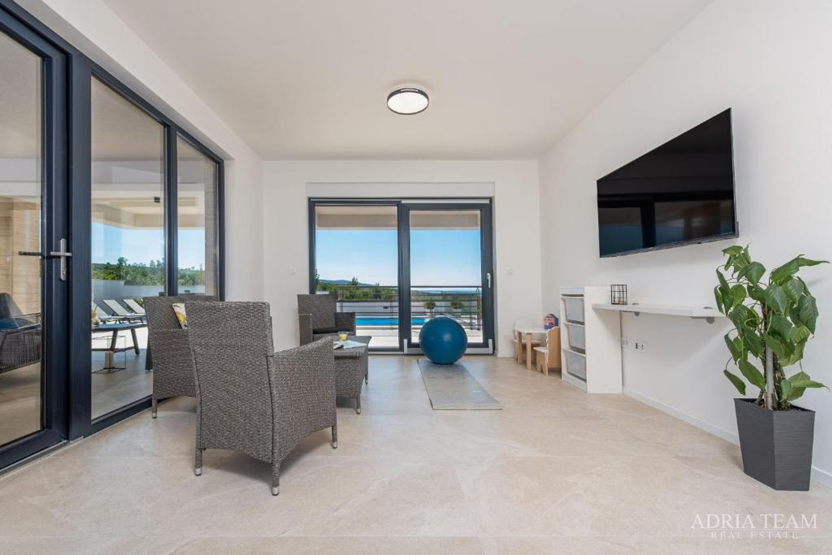 NOVOIZGRAĐENA VILA S POGLEDOM NA MORE, PLANINE I ŠUMU - ROVANJSKA