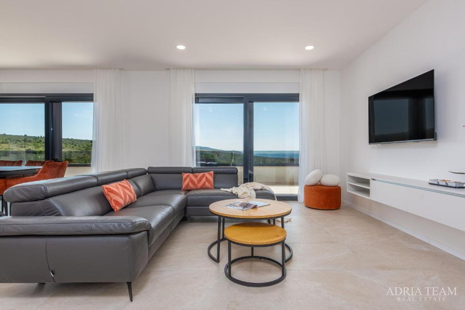 NOVOIZGRAĐENA VILA S POGLEDOM NA MORE, PLANINE I ŠUMU - ROVANJSKA