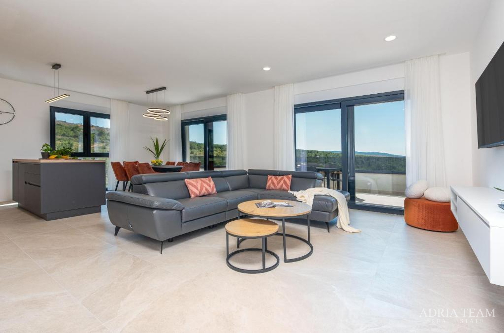 NOVOIZGRAĐENA VILA S POGLEDOM NA MORE, PLANINE I ŠUMU - ROVANJSKA