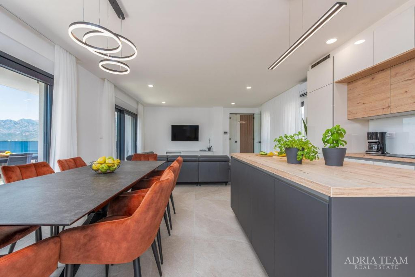 NOVOIZGRAĐENA VILA S POGLEDOM NA MORE, PLANINE I ŠUMU - ROVANJSKA