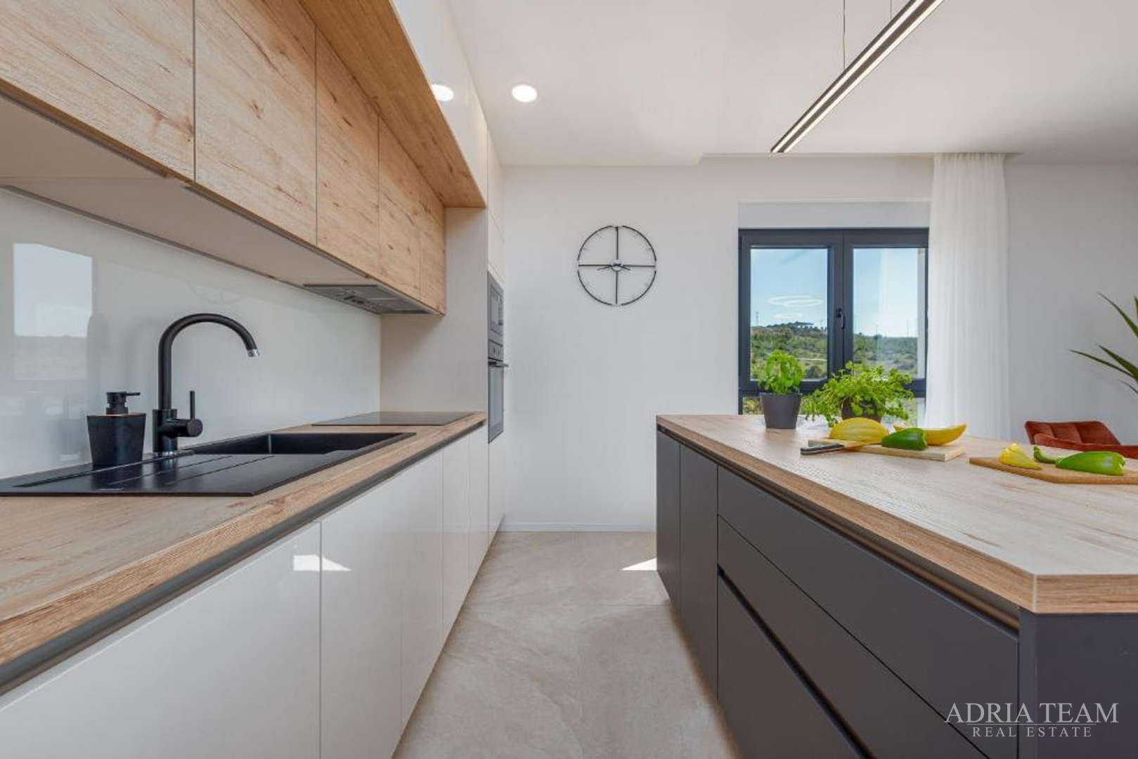 NOVOIZGRAĐENA VILA S POGLEDOM NA MORE, PLANINE I ŠUMU - ROVANJSKA