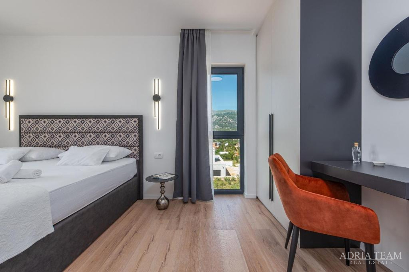 NOVOIZGRAĐENA VILA S POGLEDOM NA MORE, PLANINE I ŠUMU - ROVANJSKA