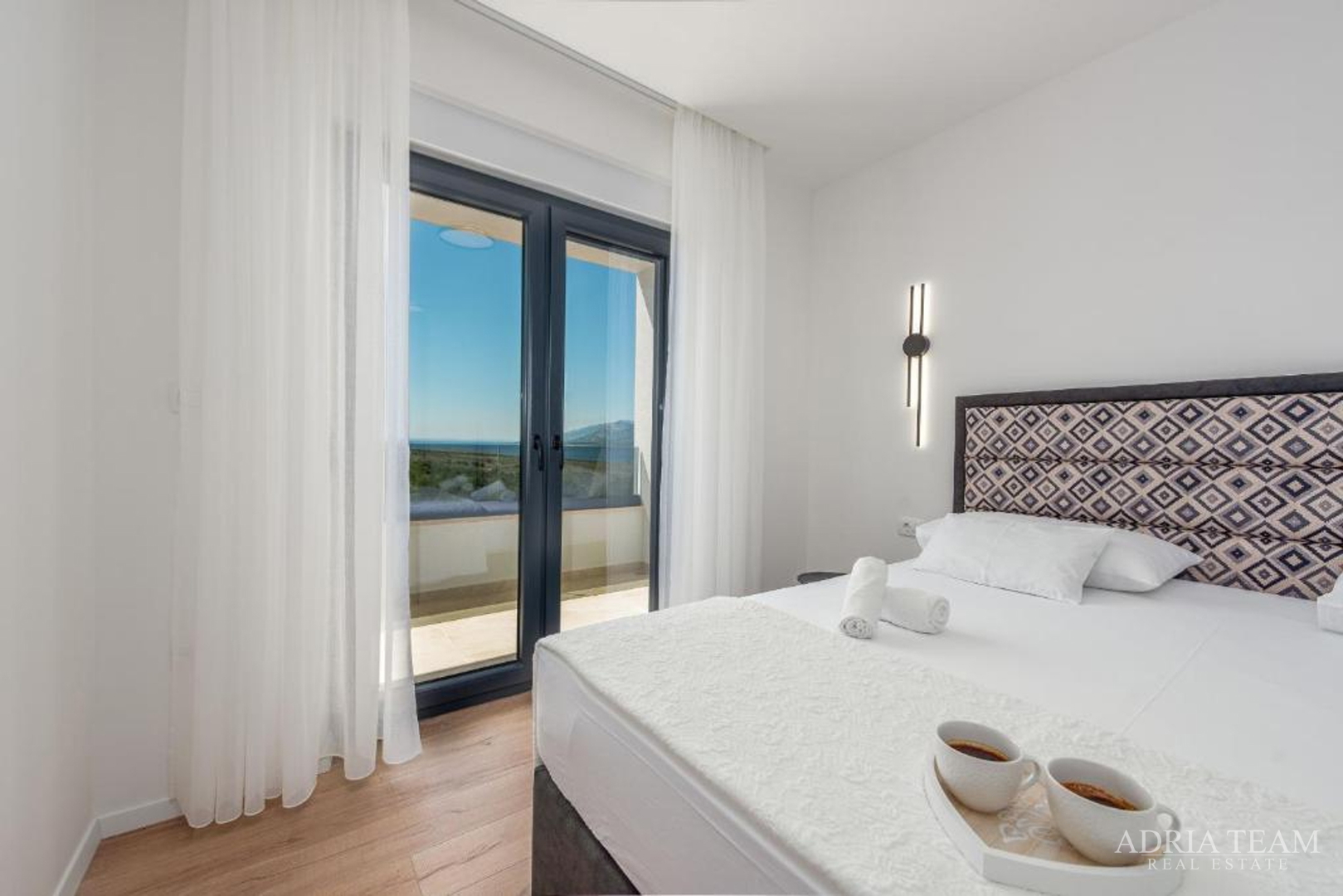 NOVOIZGRAĐENA VILA S POGLEDOM NA MORE, PLANINE I ŠUMU - ROVANJSKA