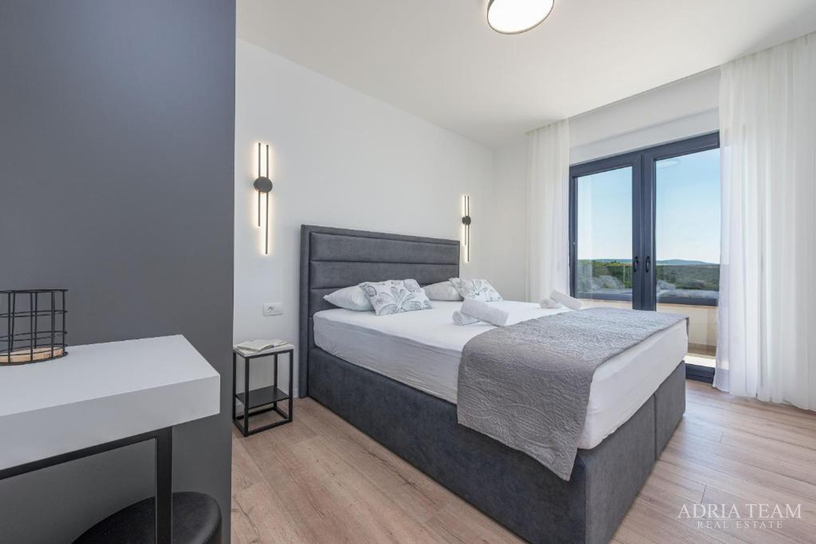 NOVOIZGRAĐENA VILA S POGLEDOM NA MORE, PLANINE I ŠUMU - ROVANJSKA